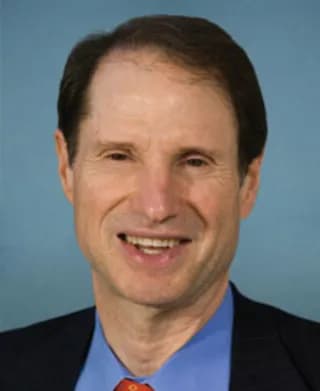 Ron L Wyden official portrait